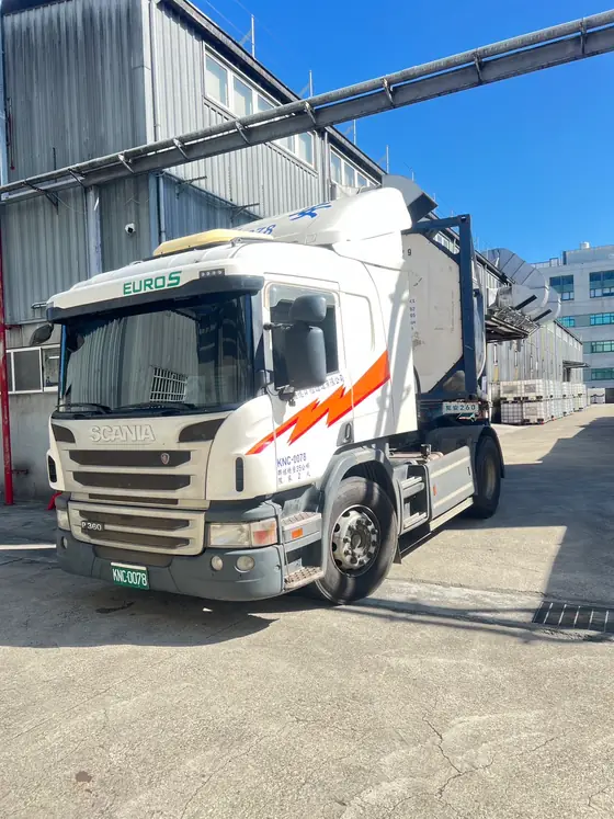 曳引車頭拖運 20 呎 ISO 罐式貨櫃，抵達客戶廠區準備卸料