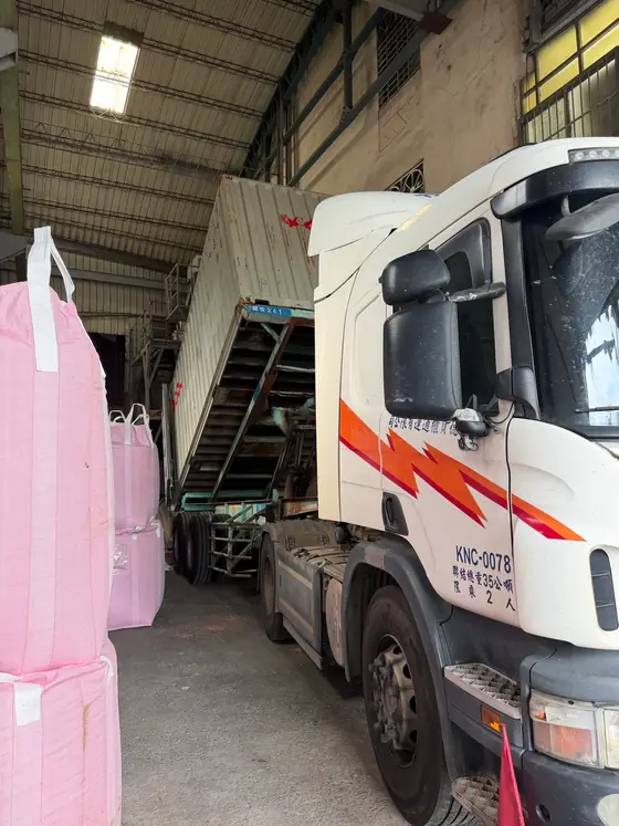 貨櫃傾卸車架於客戶廠區舉升卸料